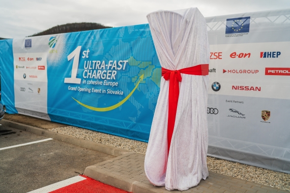 ZSE otvorila prvú ultrarýchlu nabíjaciu stanicu spomedzi 15 európskych krajín